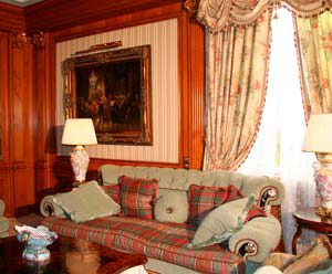 Фото гостиной в викторианском стиле. 